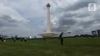 Petugas membersihkan rumput di kawasan Monumen Nasional (Monas) yang akan dijadikan arena lintasan balapan Formula E 2020, Jakarta, Selasa (11/2/2020). Formula E 2020 seri Jakarta akan memakai lintasan Monas untuk balapan mobil listrik Formula E pada 6 Juni 2020. (merdeka.com/Imam Buhori)