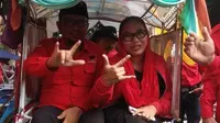 Ketua  DPC Partai Demokrasi Indonesia Perjuangan Banyuwangi I Made Cahya Negara (Kanan) Daftar Bacaleg  naik becak ke KPU setempat (Hermawan Arifianto/Liputan6.com)