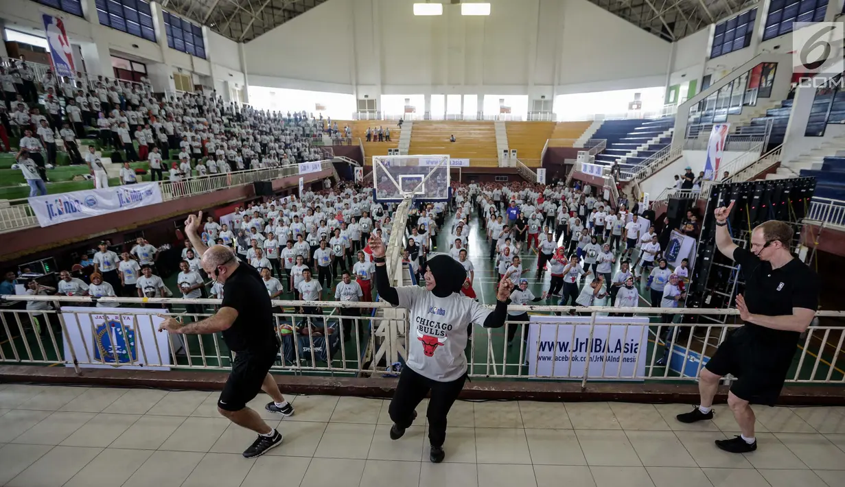 Suasana pelatihan basket antarguru olahraga se-Jakarta oleh Junior NBA di GOR Ciracas, Jakarta Timur, Rabu (24/1). Kegiatan pelatihan ini merupakan inisiasi dari Pemprov DKI Jakarta dan Junior NBA. (Liputan6.com/Faizal Fanani)