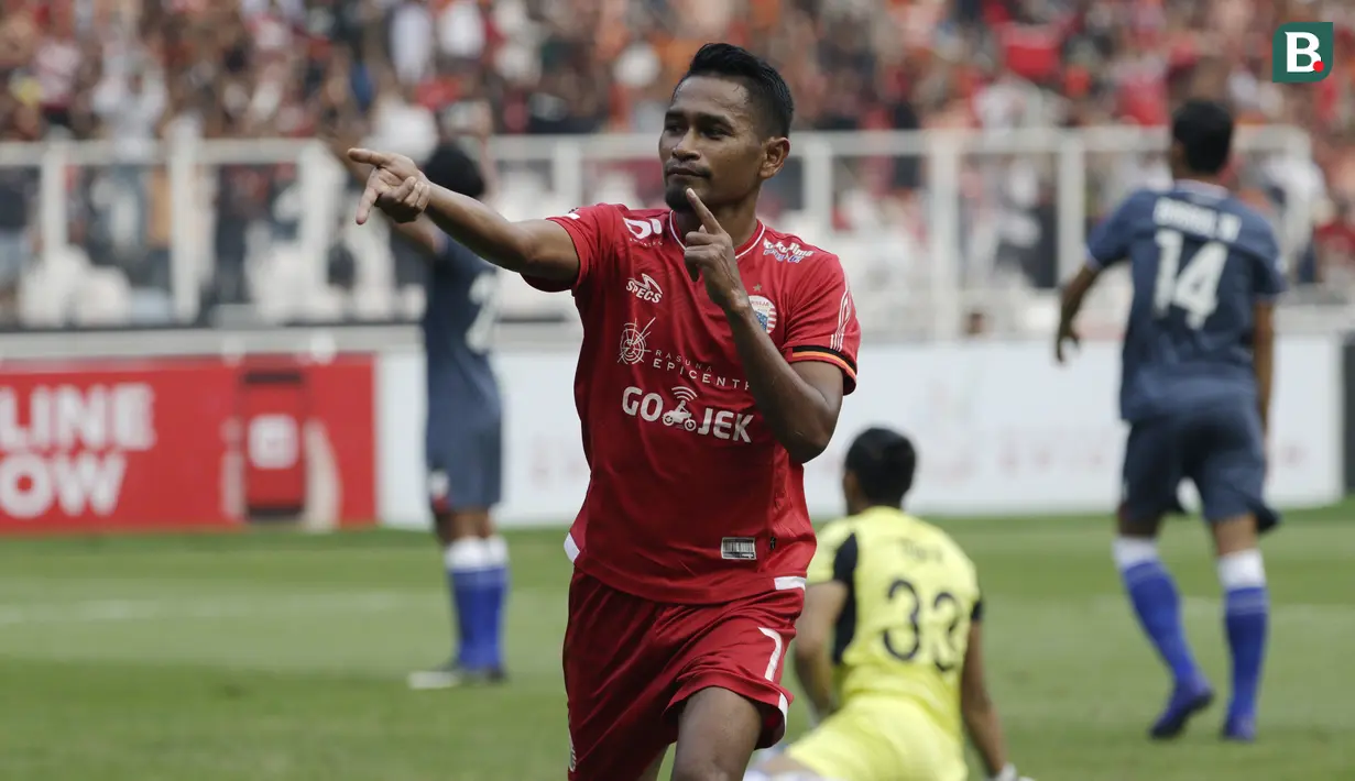 Gelandang Persija, Ramdani Lestaluhu, merayakan gol yang dicetaknya ke gawang Persela pada laga Liga 1 di SUGBK, Jakarta, Selasa (20/11). Persija menang 3-0 atas Persela. (Bola.com/Yoppy Renato)