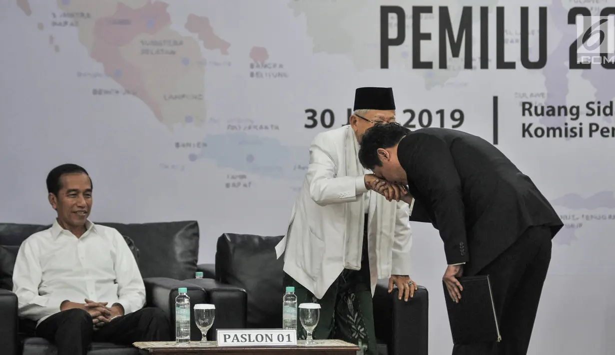 Wapres terpilih Ma'ruf Amin bersalaman dengan Habiburokhman mewakili Paslon nomor urut 02 saat menerima salinan putusan pada Rapat Pleno Terbuka Penetapan Presiden dan Wakil Presiden Terpilih Pemilu 2019 di Gedung KPU, Jakarta, Minggu (30/6/2019). (merdeka.com/Iqbal S Nugroho)