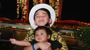 Berbeda dengan dua kakak laki-lakinya, Lily kenakan Barocco Baby Dress Versace seharga Rp7,4 jutaan [@raffinagita1717]