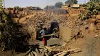 Seorang perajin Sudan membakar tembikar di Khartoum, Sudan (20/10/2020). Para perajin tembikar di Sudan memanfaatkan tanah liat sisa banjir untuk membuat benda-benda kerajinan tersebut. (Xinhua/Mohamed Khidir)