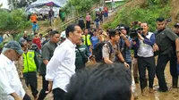 Jokowi bersama rombongan tiba Posko Bencana di Kantor Desa Harkat Jaya sekitar pukul 09.00 WIB dengan menggunakan jalur darat. (Foto: Liputan6/Achmad Sudarno)