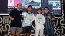 Dua orang peserta kuis yang beruntung mendapatkan merchandise dari sponsor berfoto bersama MC dalam acara Roaring Night Liga Inggris 2023/2024 antara Manchester City melawan Arsenal di Hype Cafe, Depok, Minggu (31/3/2024) malam. (Bola.com/Abdul Aziz)