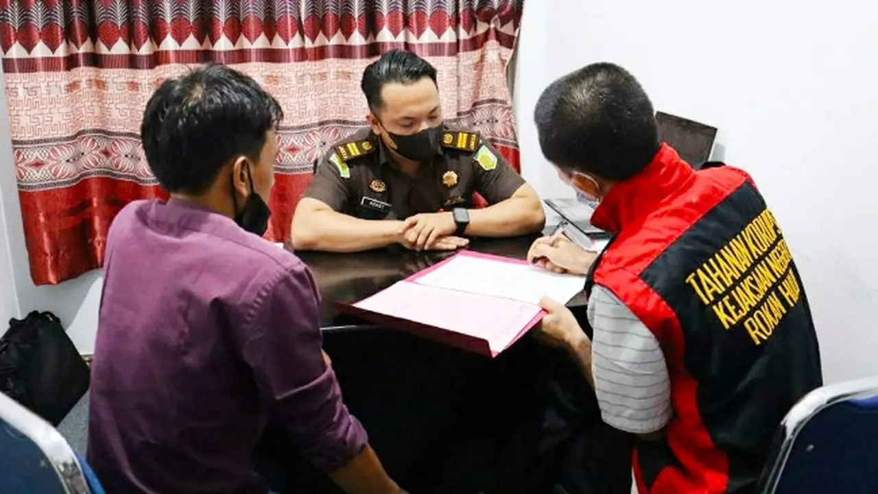 Serah terima tersangka dan barang bukti pungutan liar surat tanah di Kejari Rokan Hulu.