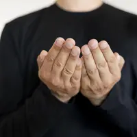 Ilustrasi memanjatkan doa. (Photo Copyright by Freepik)