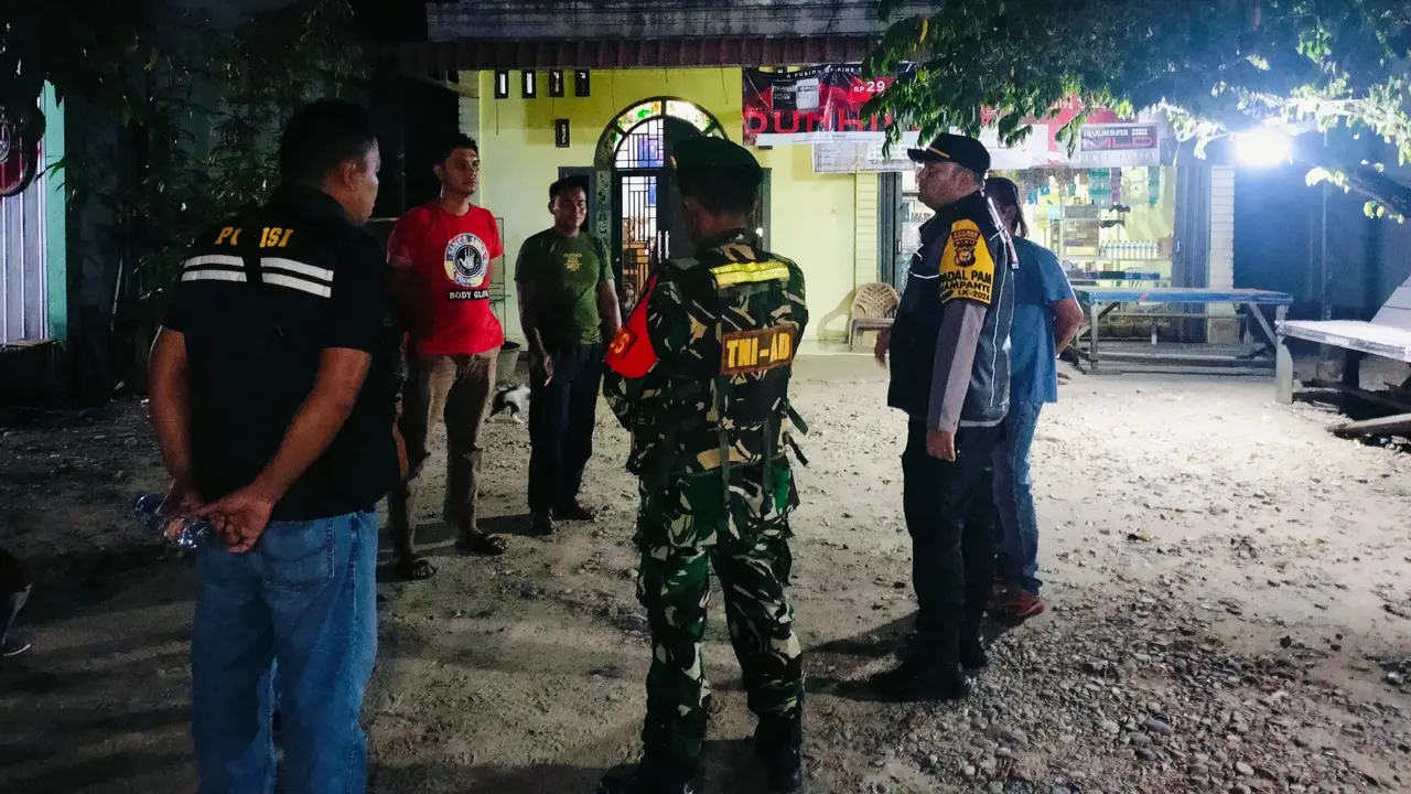 Polsek Kunto Darussalam bersama TNI lakukan ronda dengan warga menjaga keamanan jelang pemungutan suara.