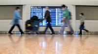 Wisatawan asing dan staf bandara berjalan di Bandara Internasional Haneda, Tokyo, Selasa (11/10/2022). Pembatasan ketat perbatasan Jepang dilonggarkan, memungkinkan wisatawan dengan mudah masuk untuk pertama kalinya sejak dimulainya pandemi COVID-19. (AP Photo/Eugene Hoshiko)