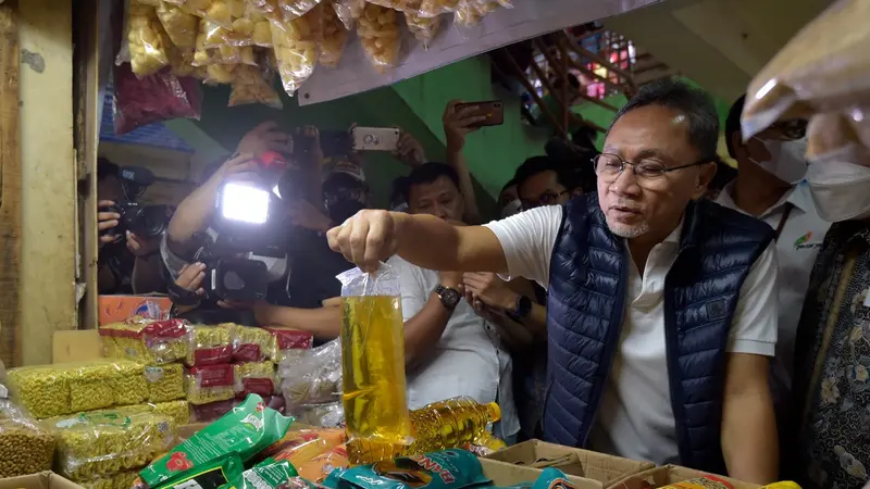 Mendag Zulkifli Hasan kembali melakukan kunjungan ke pasar tradisional dalam rangka memantau ketersediaan minyak goreng.