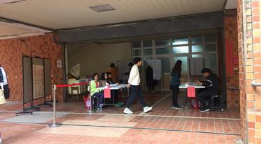 Salah satu tempat memberikan hak suara warga Taiwan di Beitou Elementry School. (Liputan6.com/Teddy Tri Setio Berty)