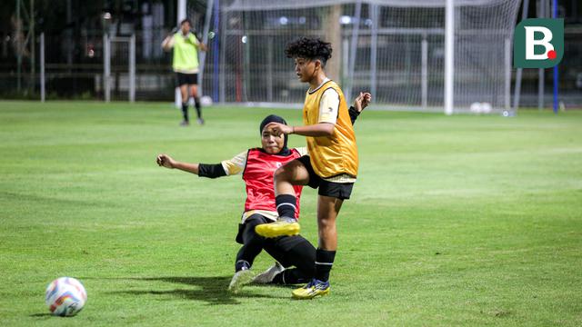 Foto: Kesibukan Coach Satoru Mochizuki saat Pimpin Langsung Latihan Timnas Indonesia Putri U-17