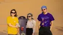 Usai menghadiri acara film di Kanada, Prilly Latuconsina bersama Ine Febrianti dan Dwi Sasono mampir ke Dubai. Dalam perjalanan pulang ke Indonesia tersebut, para pemain film ini menikmati momen bersama bermain di gurun pasir. Gurun pasir tentu menjadi tempat unik karena tidak ada di Indonesia. (Liputan6.com/IG/@prillylatuconsina96)