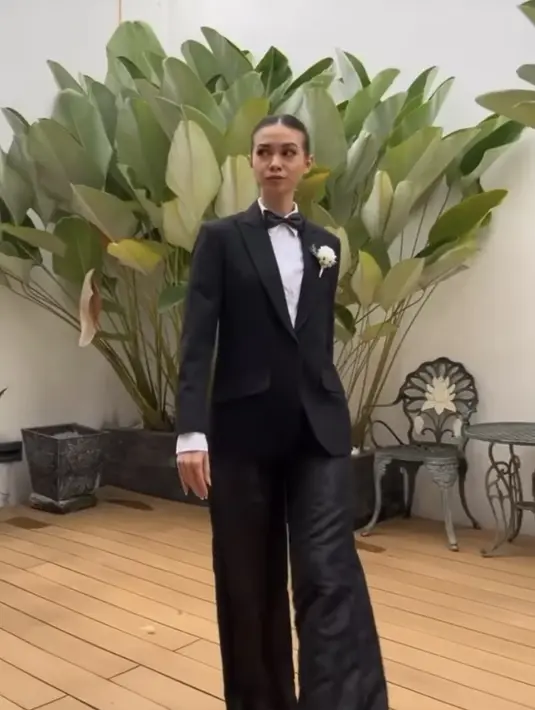 <p>Yuki tampil mengenakan setelan suit dengan blazer dan celana hitam. Dipadukan inner kemeja putih lengkap dengan dasi kupu-kupu dan bros bunganya. @yukikt.</p>