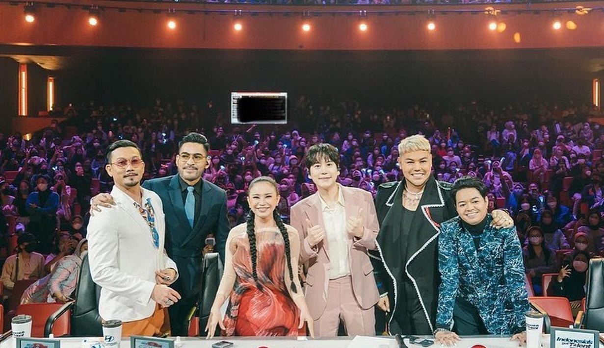 Kyuhyun, Densu, dan juri IGT lainnya berpose bersama. Tampak Kyuhyun memilih berdiri di samping Rossa. (Foto: Instagram/@sumargodenny)