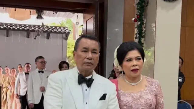 Pernikahan Frank Hutapea dan Winona Delany (credit: https://www.instagram.com/hotmanparisofficial/).