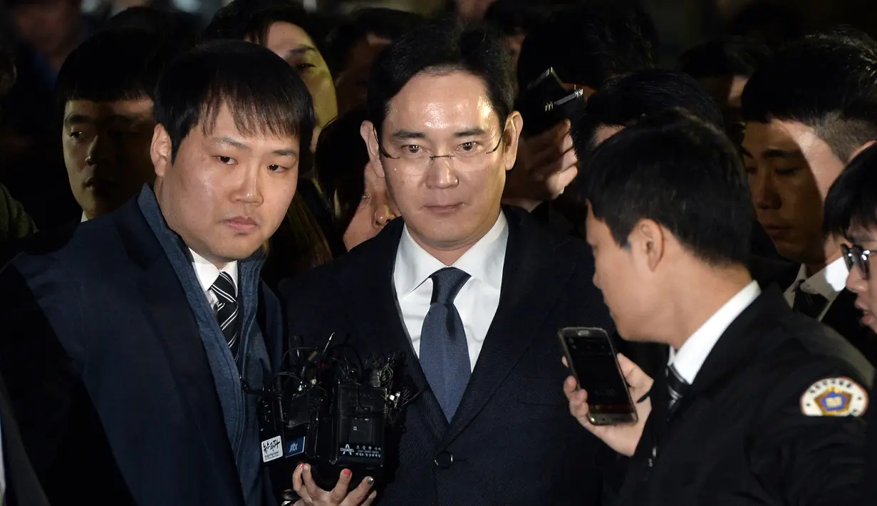 Petinggi Samsung, Lee Jae-yong ditahan oleh pihak berwenang Korea Selatan, Kamis (16/2). Lee Jae-yong dituduh terjerat skandal suap dan beberapa kasus lainnya. (AFP PHOTO / Yonhap)