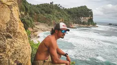 Pria yang pernah dikabarkan dekat dengan Nikita Mirzani ini, kerap memilih pantai menjadi destinasi liburannya. Sambil bertelanjang dada , Ibnu Jamil menikmati salah satu pantai di Pacitan. (Liputan6.com/IG/ibnujamilo)