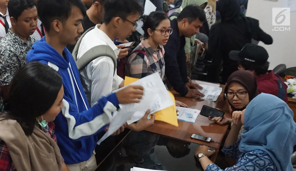 Petugas melayani warga yang mengurus surat pindah tempat memilih atau Formulir A5 Pemilu 2019 di Kantor KPUD Jakarta Selatan, Jakarta, Rabu (10/4). Hari ini merupakan batas akhir pembuatan Formulir A5. (Liputan6.com/Herman Zakharia)