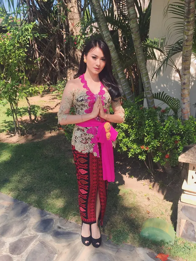 FOTO: Cantiknya Dara The Virgin Saat Pakai Kebaya, Anggun Banget