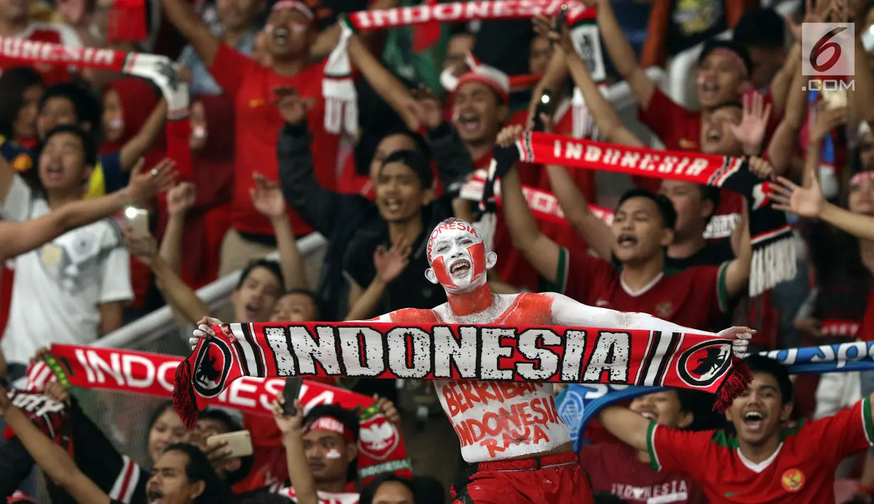 Suporter tim Garuda bersorak merayakan kemenangan Timnas Indonesia atas Timor Leste pada penyisihan grup B Piala AFF 2018 di Stadion GBK, Jakarta, Selasa (13/11). Indonesia unggul 3-1. (Liputan6.com/Helmi Fithriansyah)