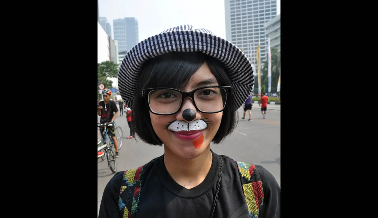 Dalam aksi tersebut, massa mengenakan dresscode hitam dengan lukisan aneka satwa di wajah mereka, Jakarta, (12/10/14). (Liputan6.com/Miftahul Hayat)