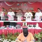 Sindikat pengedar uang palsu di amankan di Polda Jatim. (Dian Kurniawan/Liputan6.com)