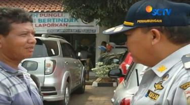Pengendara mobil mencoba menyuap petugas Dishub Jakarta Barat dengan uang sebesar Rp 100 ribu agar mobilnya tak diderek.