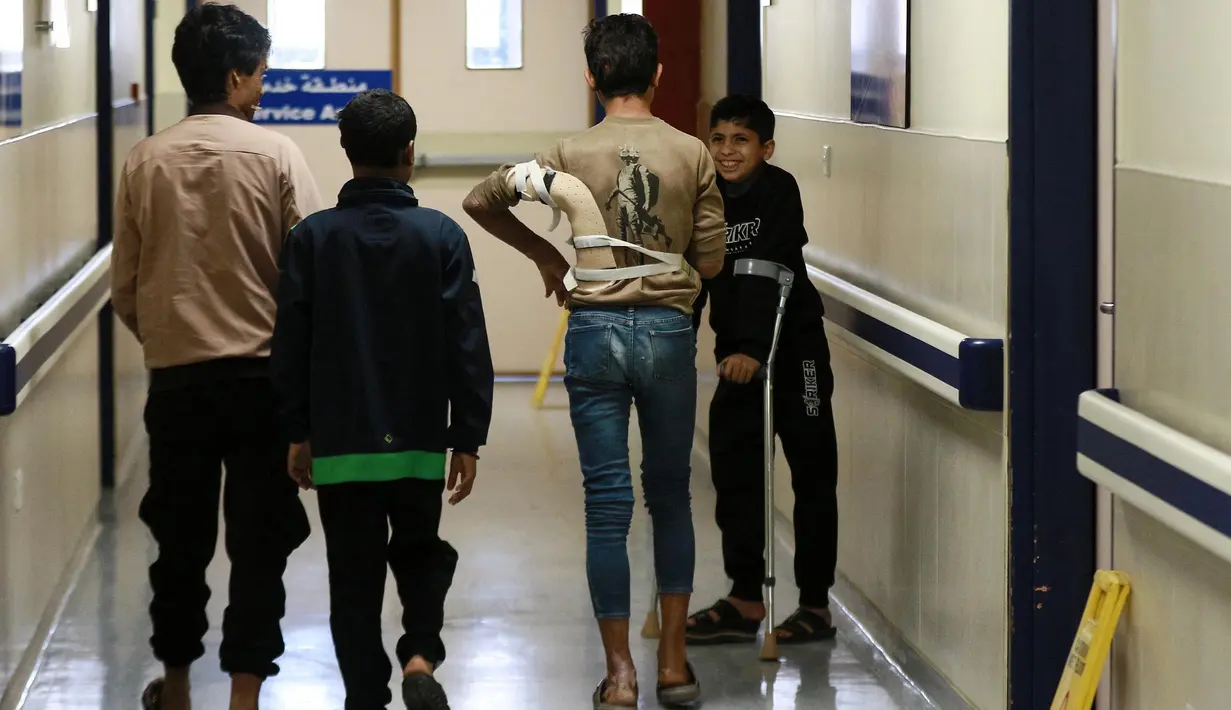 Dokter Tanpa Batas (MSF) juga fokus pada pemulihan fisik dan psikologis pasien, serta memberikan dukungan berkelanjutan setelah operasi. (Khalil MAZRAAWI/AFP)