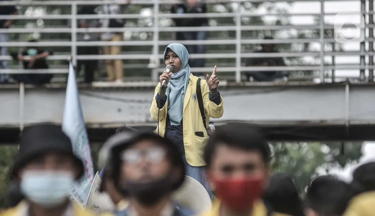 Mahasiswi berorasi saat aksi tolak UU Omnibus Law Cipta Kerja di kawasan Patung Kuda, Jakarta, Selasa (20/10/2020). Puluhan mahasiswi turut menghiasi aksi menolak UU Cipta Kerja yang diikuti oleh buruh, mahasiswa, dan pelajar. (merdeka.com/Iqbal S. Nugroho)