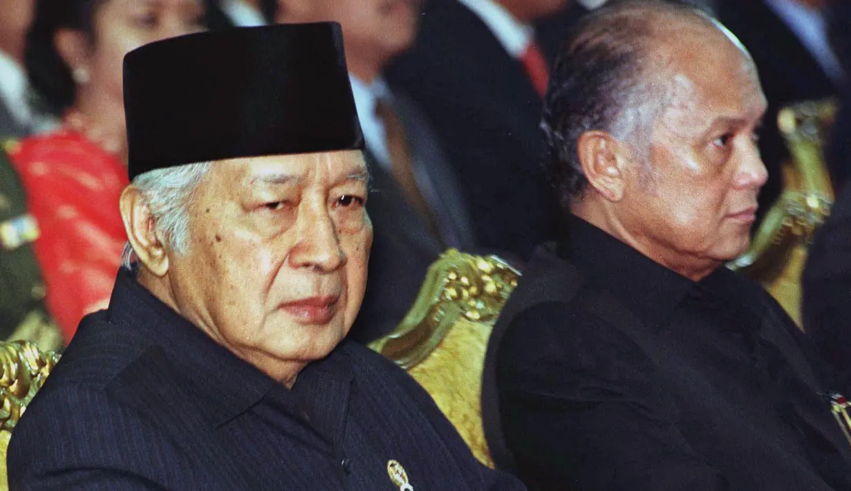 BJ Habibie yang menjabat sebagai Menteri Negara Riset dan Teknologi (Menristek)  duduk disebelah Presiden Indonesia Suharto dalam pertemuan dengan para menteri mengenai pengembangan proyek ekonomi terintegrasi di Jakarta pada 20 Januari 1998. (AP Photo/Muchtar Zakaria)