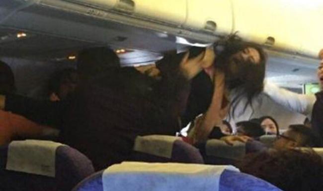 Wanita yang berkelahi di pesawat | Photo: Copyright shanghaiist.com