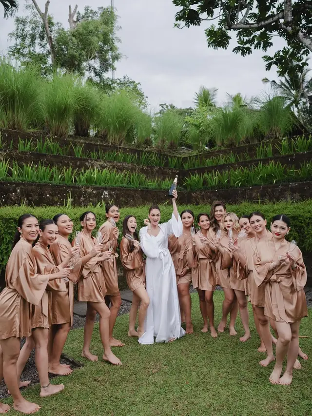 5 Potret Luna Maya Pakai Bridal Robe Bareng Bridesmaid, Memukau dari Persiapan