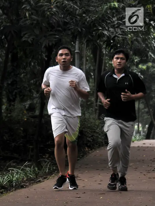 Warga saat berolahraga di Taman Hutan Kota Tebet, Jakarta, Kamis (19/4). Pemprov DKI Jakarta berencana memberdayakan hutan kota sebagai destinasi wisata gratis. (Merdeka.com/Iqbal Nugroho)