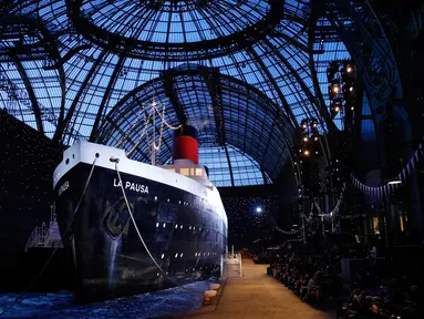 Pemandangan panggung sebelum koleksi busana Chanel Cruise 2018/2019 dipresentasikan di Paris, Prancis, Kamis (3/5). Chanel menghadirkan replika kapal pesiar 200 kaki dalam pameran tersebut. (AP Photo/Christophe Ena)