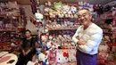 Masao Gunji berpose bersama barang-barang koleksi yang bertemakan Hello Kitty di rumahnya di Yotsukaido, Chiba, Jepang (28/6). (AFP Photo/AFPBB/Yoko Akiyoshi)