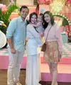 Febby Rastanty hadir bersama suaminya. Ia tampil mengenakan atasan long sleeve pink dengan karet di bagian perut. Dipadukan mini skirt orange motif bunga. Sambil membawa sling bag coklat dan sepatu warna ivory. [@febbyrastanty]