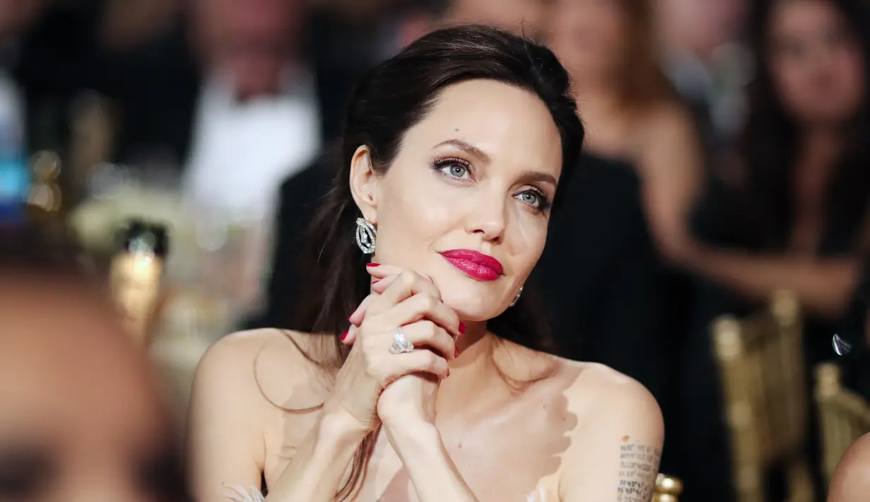 Kendati demikian, Angelina Jolie berusaha agar suasana tetap berjalan normal seperti sebelumnya. (CHRISTOPHER POLK  GETTY IMAGES NORTH AMERICA  AFP)