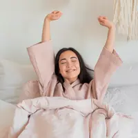 Tidak semua orang perlu bangun pukul 5 pagi untuk merasa produktif. Bangun sebelum pukul 8 sudah cukup untuk memberi ruang menikmati pagi tanpa terburu-buru. Waktu ini memungkinkan tubuh beradaptasi secara alami sebelum menghadapi aktivitas. (foto/dok: freepik)