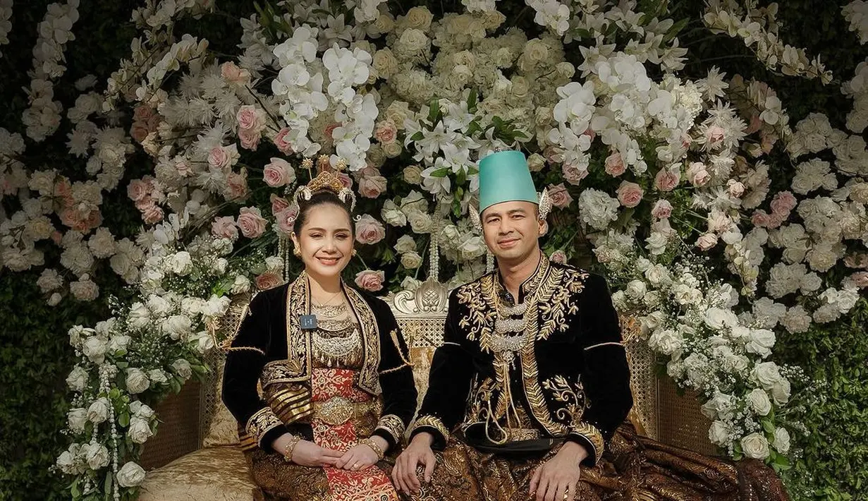 Momen tersebut pun dirayakan pasangan selebriti ini dengan kembali menjadi pengantin mengenakan pakaian khas Jawa. [@raffinagita1717/@erniaredberry]