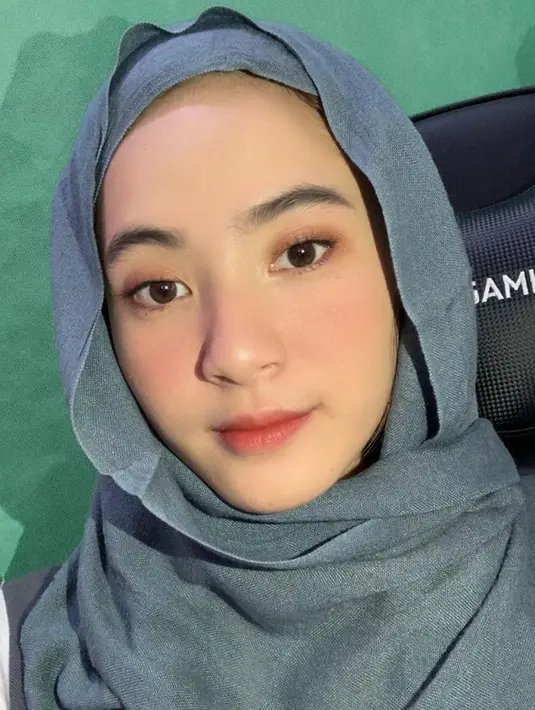 Pemilik followers 1,7 juta di Instagram ini terlihat sangat cantik memesona dengan hijab biru. Warganet terpesona dengan kecantikan Vivi sehingga foto berhijab ini banjir like dan komentar dari netizen. Netizen tak ragu memberi pujian Vivi terlihat cantik, manis dan memesona di kolom komentar. (Liputan6.com/IG/@viviinovika)