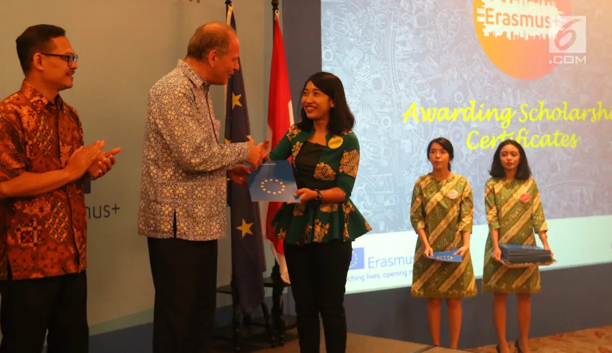 Charge d'affaires a.i., Delegation of the European Union to Indonesia and Brunei Darussalam Charles-Michel Geurts bersalaman dengan penerima beasiswa Uni Eropa  saat Award Ceremony, Pre-Deperture Orientation and Alumni Gathering di Jakarta, Minggu (28/7/2019). (Liputan6.com/Angga Yuniar)