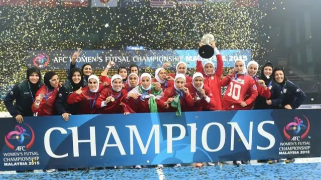 Tim putri Iran yang menggunakan hijab sukses menjadi juara futsal Asia 2015 setelah mengalahkan Jepang di final dengan skor 1-0, Sabtu (26/9/2015).