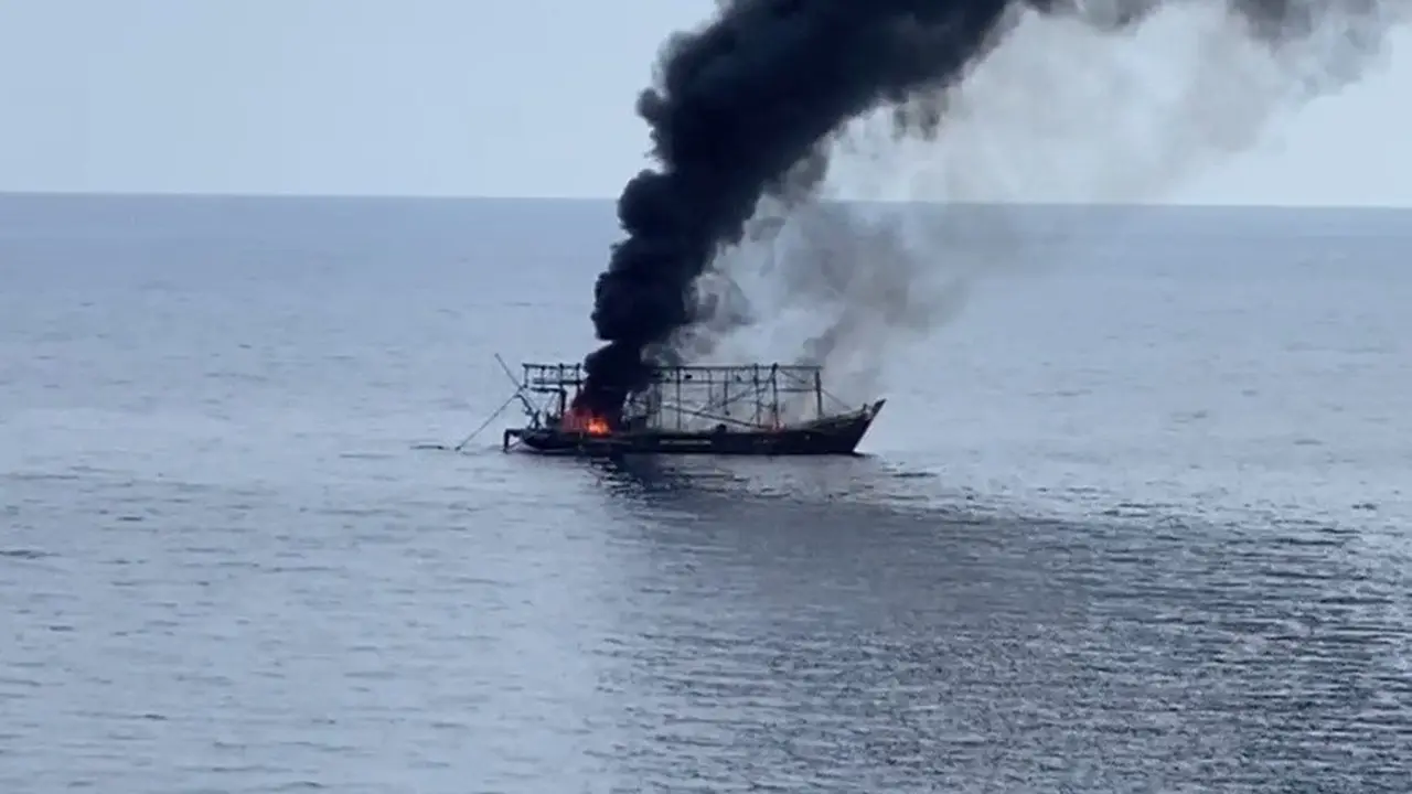 Kapal nelayan terbakar di Laut Jawa, Bangka Belitung. (Liputan6.com/Ahmad Adirin)
