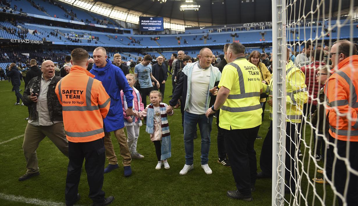 Anak-anak ikut menikmati suasana saat turun ke lapangan di Etihad Stadium, Manchester, (22/4/2018). Manchester City menang 5-0. (AFP/Oli Scarff)