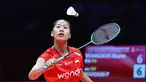 Tunggal putri Indonesia, Putri Kusuma Wardani saat bertanding melawan Akane Yamaguchi dari Jepang pada laga kedua fase grup BWF World Tour Finals 2025 di Hangzhou, Zhejiang, China, Kamis (18/12/2025). Tunggal putri Indonesia, Putri Kusuma Wardani harus mengakui keunggulan wakil Jepang, Akane Yamaguchi, pada laga kedua fase grup BWF World Tour Finals 2025. (Jade Gao/AFP)