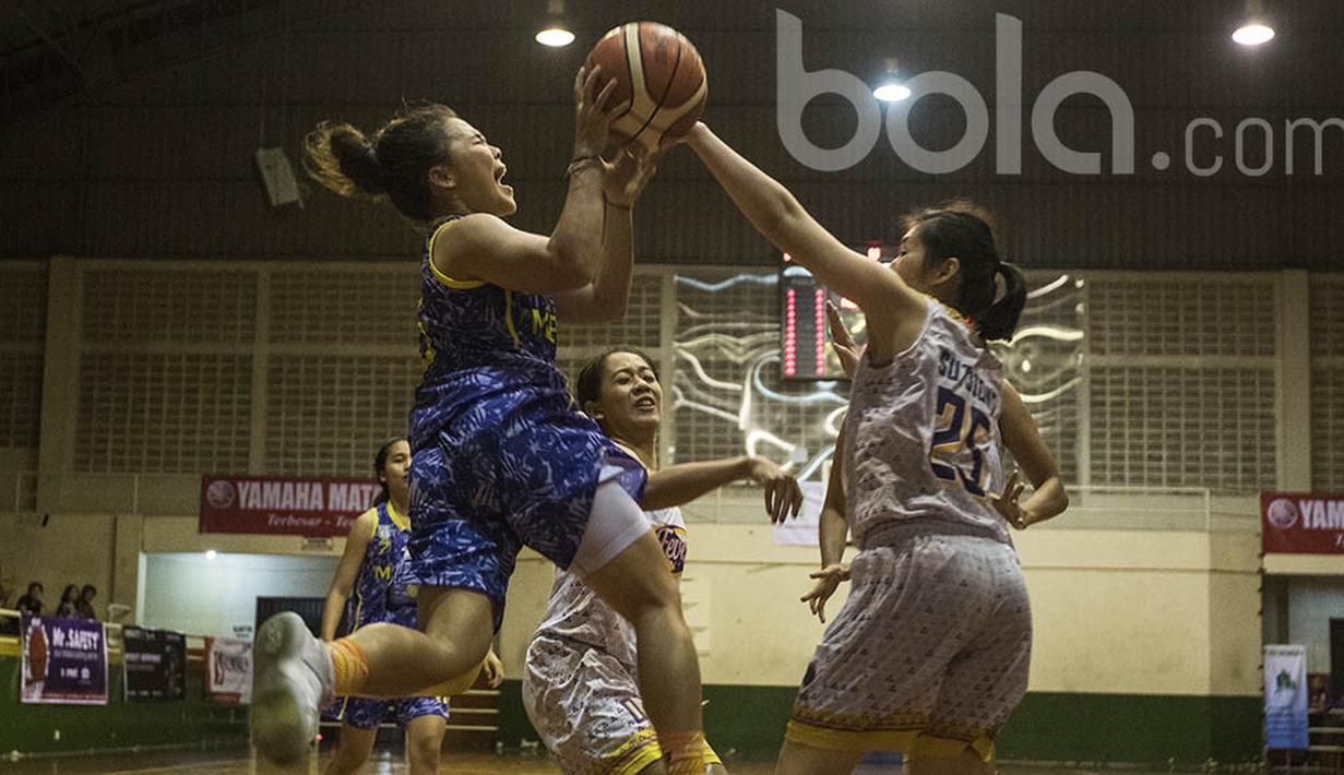 Pebasket Merpati Bali, Yenny, menghindari pebasket Surabaya Fever pada laga semifinal Sahabat Cup 2017 di GOR Sahabat Semarang, Jawa Tengah, Jumat (21/4/2017). Merpati kalah 55-67 dari Fever. (Bola.com/Vitalis Yogi Trisna)