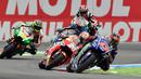 Pembalap Yamaha Movistar, Maverick Vinales (kanan) saat menikung pada balapan MotoGP Belanda di Sirkuit Assen, Minggu (25/6). Vinales yang memulai balapan dari posisi start ke-11 gagal menyelesaikan balapan. (AP/Geert Vanden Wijngaert)