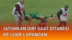 Ada-ada saja tingkah usil seorang pesepakbola ini ketika ditandu keluar lapangan.