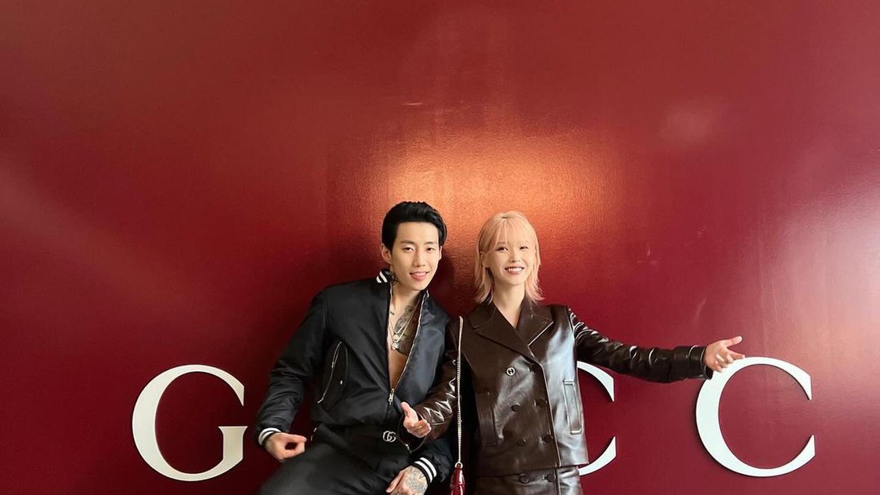 8 Gaya Edgy Minimalis IU di Show Gucci di Milan, Terlihat Lebih Bersinar di Samping Jay Park dengan Rambut Pinkish Blonde